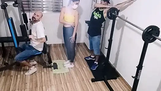 Istri selingkuh dari suaminya di gym di belakang punggungnya!