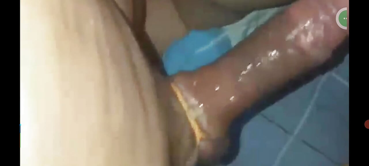 Prosí, aby přestal se svým análem. tak těsný