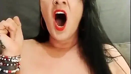 Lipstik merah uap topless