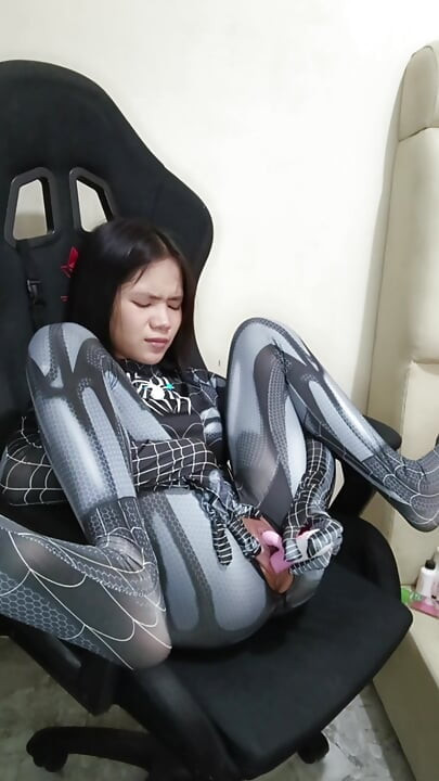Černá pavoučí dívka se naučila prstit pomocí robertka