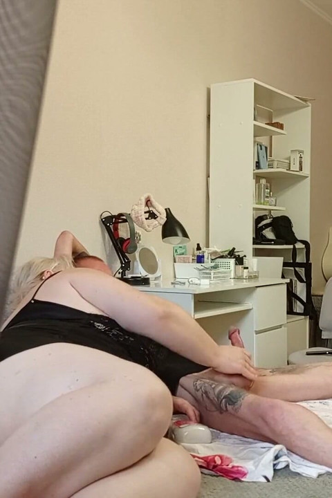 My Girlfriend Pleasures Me by Jerking off My Dick Before Cumming