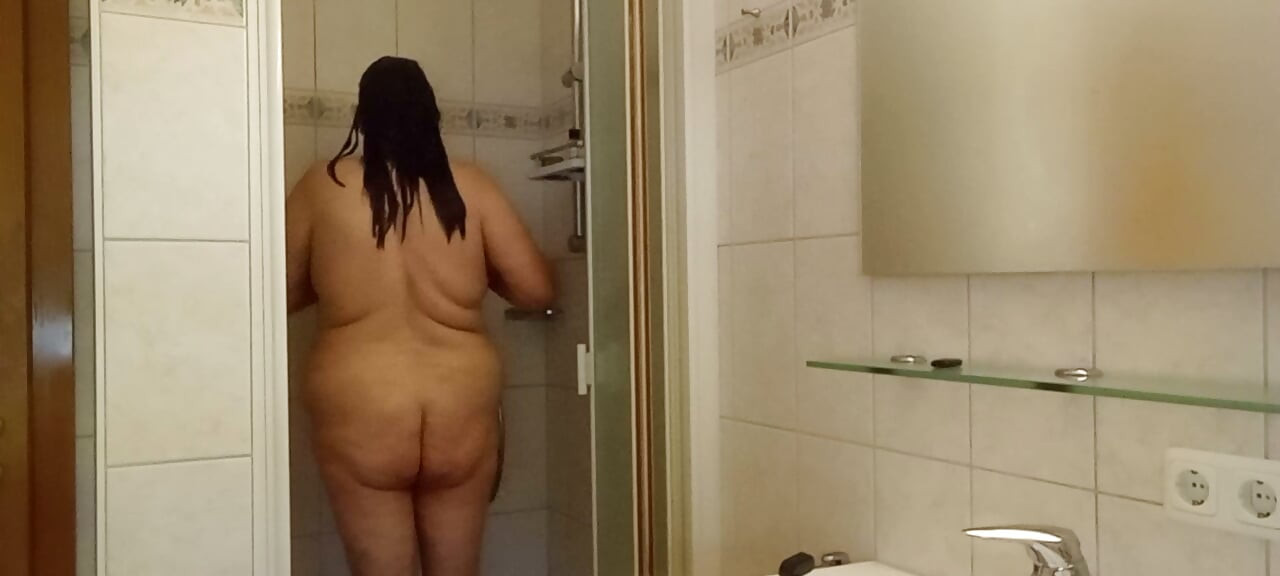 Plus de 50 ans, gros ventre, petites seins et pourtant la femme la plus chaude de la pièce