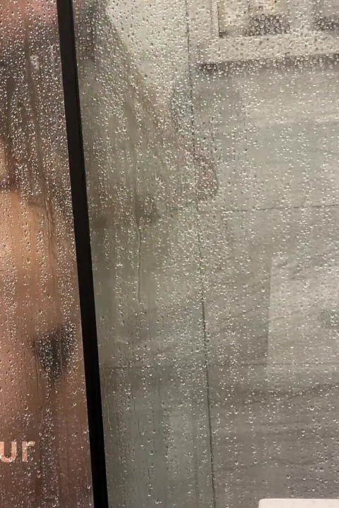 VEDERE LA PERSOANA 1: Tu mă urmărești duș și fac curățenie după sex la duș