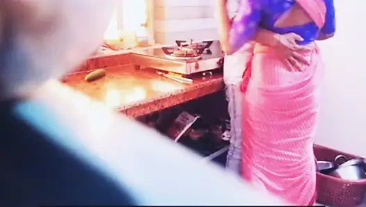 Kejutan dapur untuk Hot Bhabi.