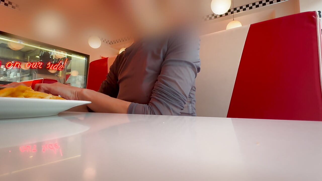 Makan tengah hari di restoran yang memakai betul-betul belaka atas mendedahkan puting bertindik saya dan buah dada seksi