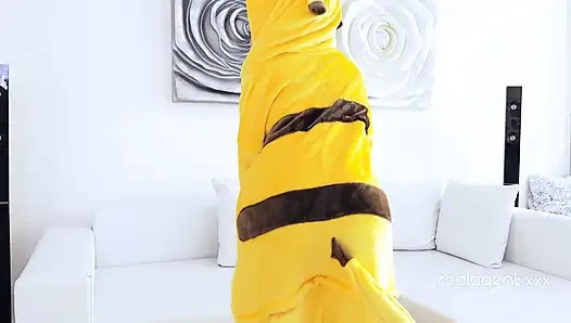 Pikachu seksi yang luar biasa menikmati menyebarkan lubang lebarnya yang dicukur basah
