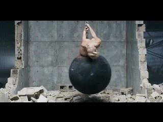 Miley cyrus trong quả bóng bị phá hủy