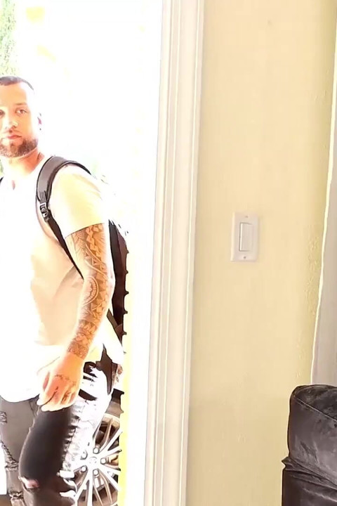 GILF Leilani ordenha o estresse do enteado tatuado musculoso