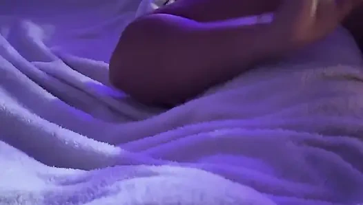 Adik tiriku membangunkanku dengan blowjob yang luar biasa dan crot di mulutnya.