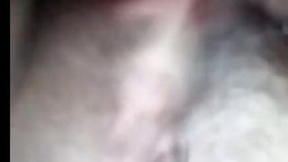 Milf masturbiert vor der Kamera