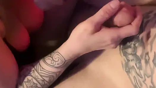 Minyon lil seksi bebek büyük sert yarağa ayakla muamele çekiyor
