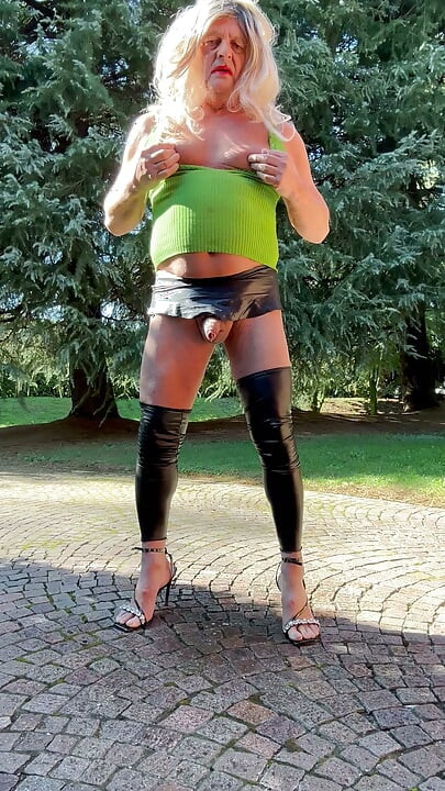 Shemale kassy54 piss public