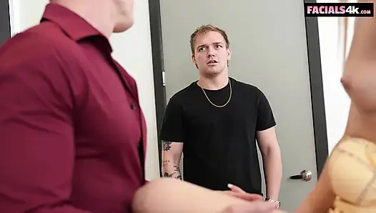 Spermaschlampe lädt zwei schwänze ein, ihr plätzchen zu probieren und ihr gesicht zu glasieren