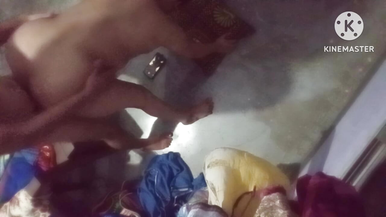দেশি ইন্ডিয়ান জামাইবাবু তার বৌদিকে কলা খাইয়ে, তার সাথে এক্স খেয়ে, তার গুদ চাটতে লাগল। হিন্দি ভিডিও