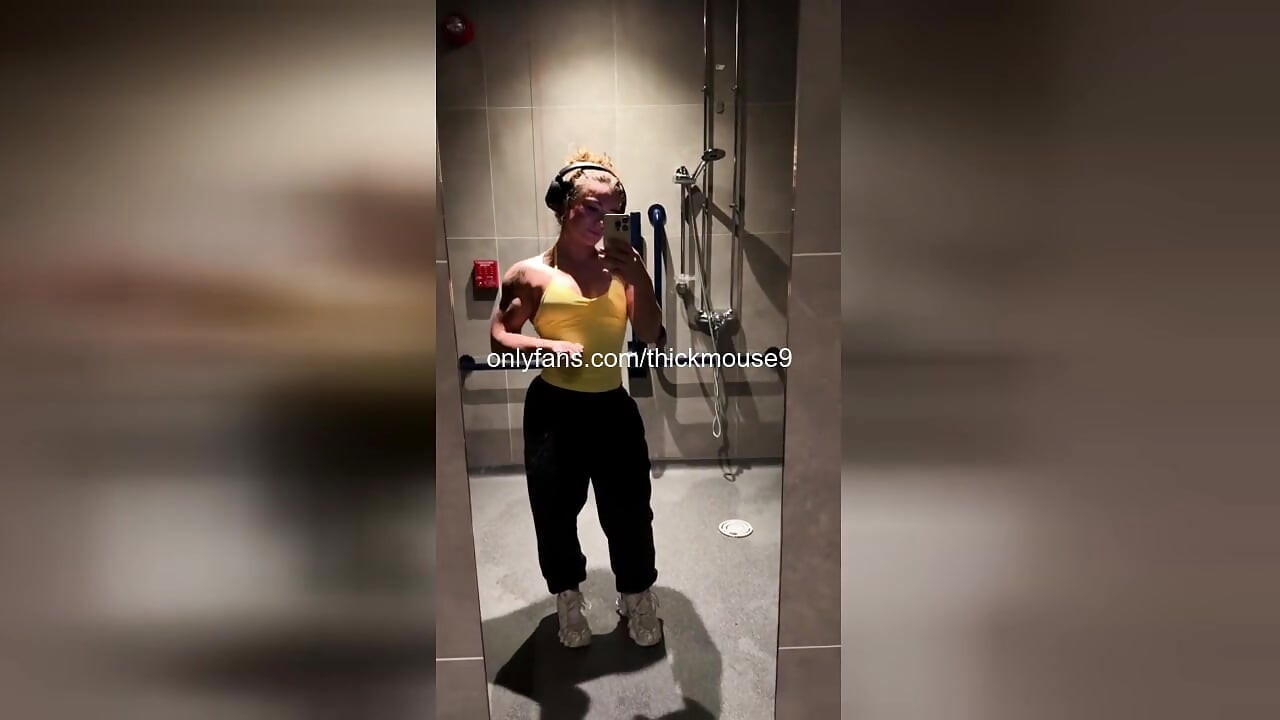카메라에 폭발하는 18살 Tik Took Thot의 보지! 무수정 갭