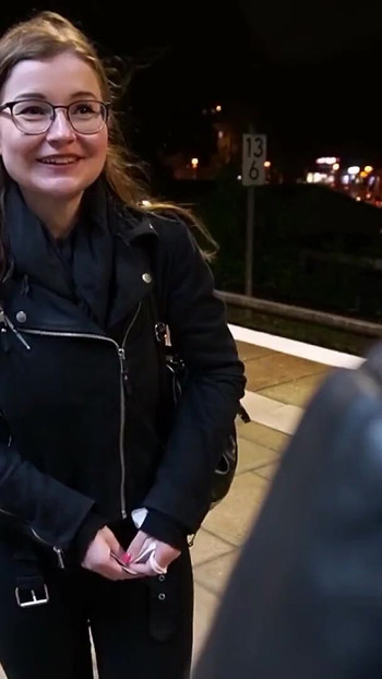 רגע חובה מתוך "גרמנייה רזה זעירה נתפסה ברכבת ללא כרטיס - היא נתנה לפקחי לזיין אותה"