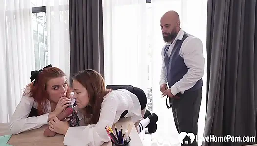 Учитель получает возможность трахнуть двух своих студентов