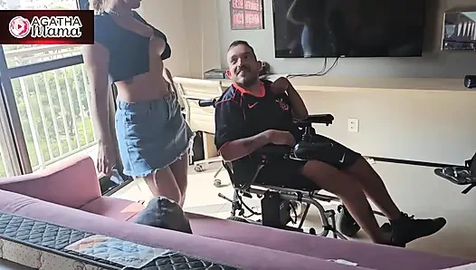 Ich, Agatha Mama in einer Putzfrau im kurzen Rock, die putzt, wird zum wilden Fick mit einem perversen Rollstuhlfahrer!