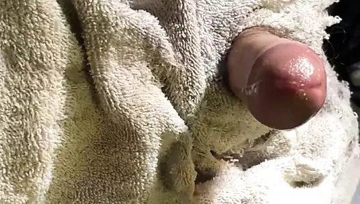 Küçük horoz bir parmaktan boşalıyor. harap orgazm