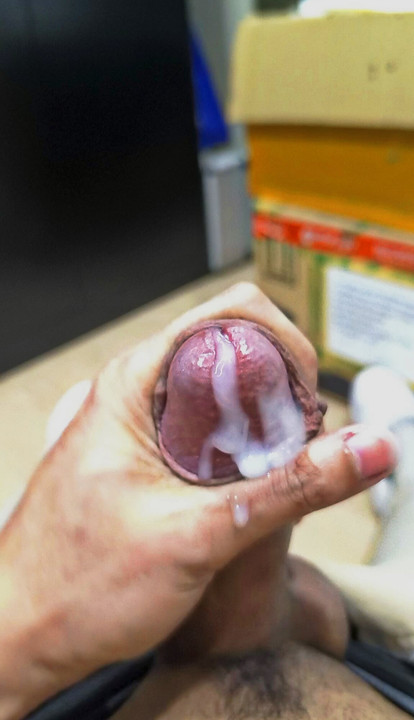 사무실에서 일하는 동안 질싸 흰색과 찐 사정