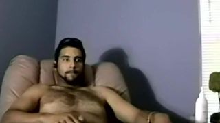 Tio barbudo con el pelo en el pecho se masturba en un video amateur