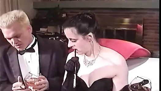 Olgun esmer orta yaşlı seksi kadın domaltılarak sert sikiliyor