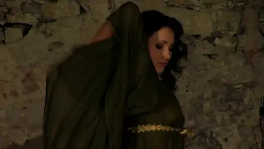 İki ateşli kız muhteşem grup seks yapıyor