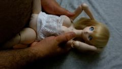 Симпатичная блондинка-аниме куколка трахается в куколке в одиночестве