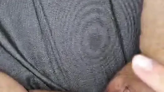 Aku fingering memekku sendiri. Memekku enak dan basah. Video lengkap