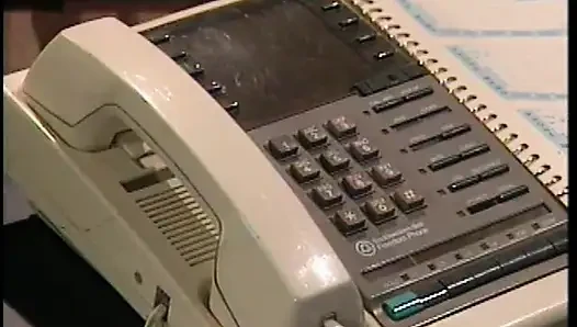 Большой член трахает красивую брюнетку с отличными сиськами на диване в тюрьме Тики