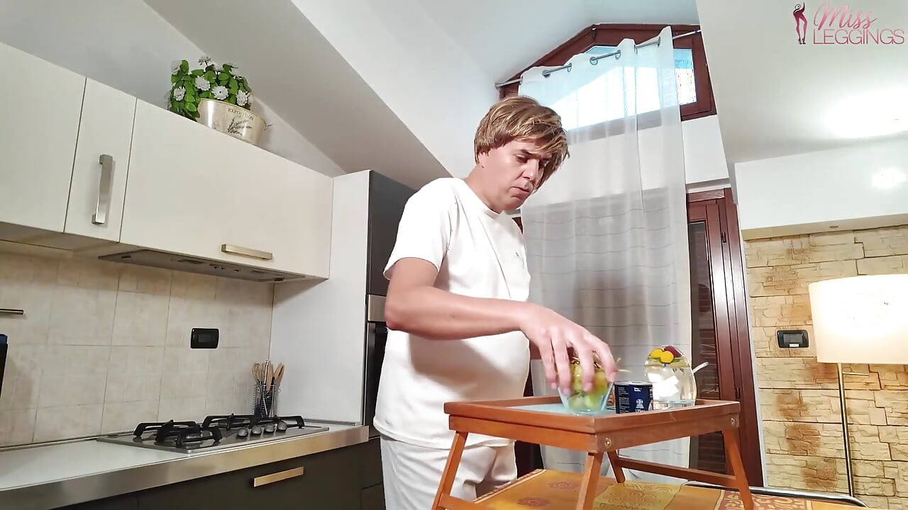 La madrastra, confundida, entiende después que no fue el sirviente quien le llevó el desayuno a la cama, sino el hijastro virgen