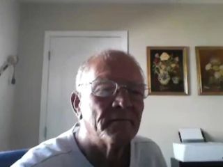 Дедушка подрачивает перед вебкамерой