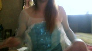 Elsa stuzzica il vestito