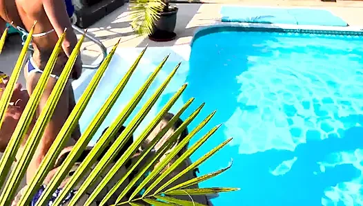 Drei lesben und ein zucker-stiefpapi am pool