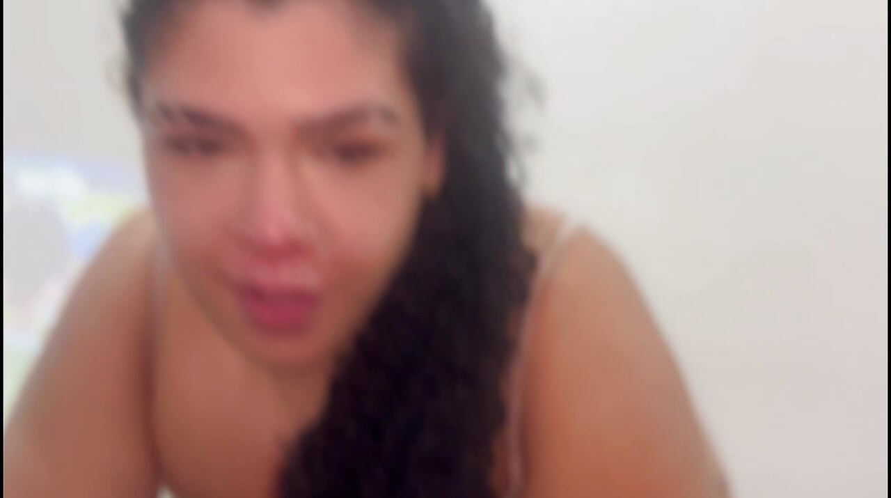 Fată trans ia un penis în timp ce face sex anal cu doi bărbați trans