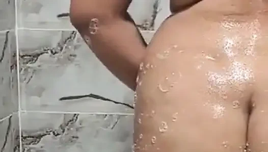 Ich und die bBW-araber meiner frau im douche-sex hart