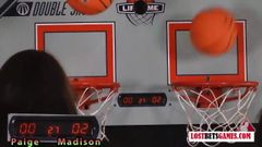 Две очаровательные девушки играют в игру по перестрелке в стрип-баскетболе