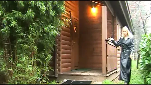 Axen a Hand in the Pussy and the Cock in the Ass to Make Her Cum