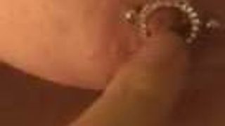 Amy burlándose de mí con su piercing en el pezón