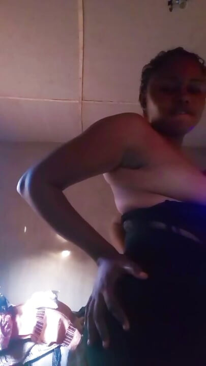 Vruća Nigerijka se pipka na live videu