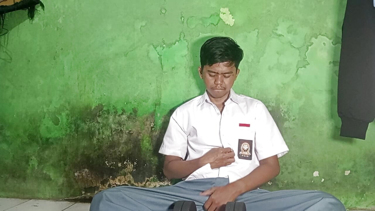 Young man tries round nude