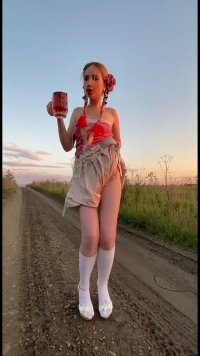 Seksi genç Elza Kom Oktoberfest dansı | Klip 2