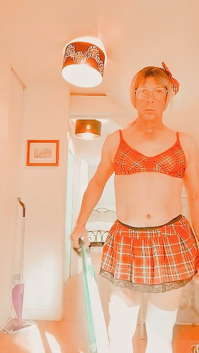 The little housekeeper is looking for the tip