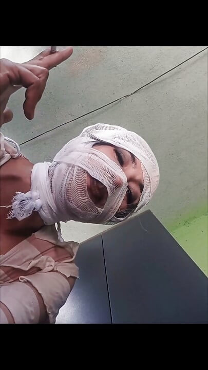 Mumia de Halloween stă pe fața ta în timp ce fumezi