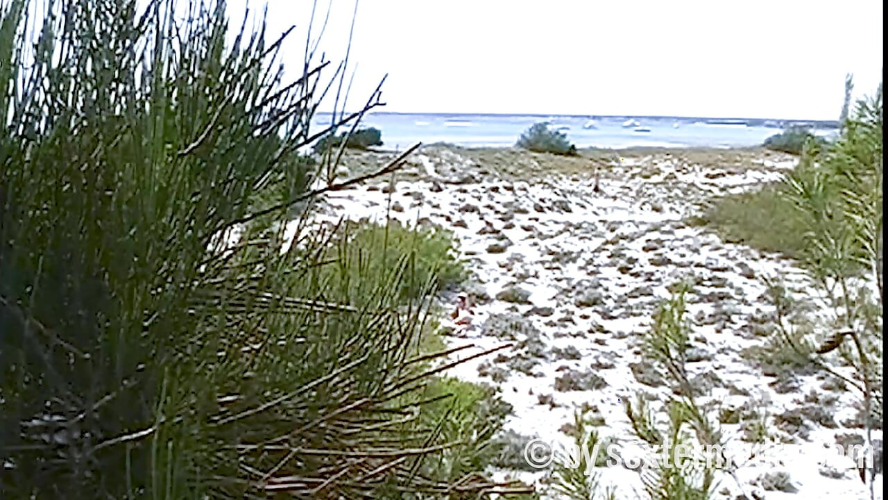 MILF sensual nua na praia nudista