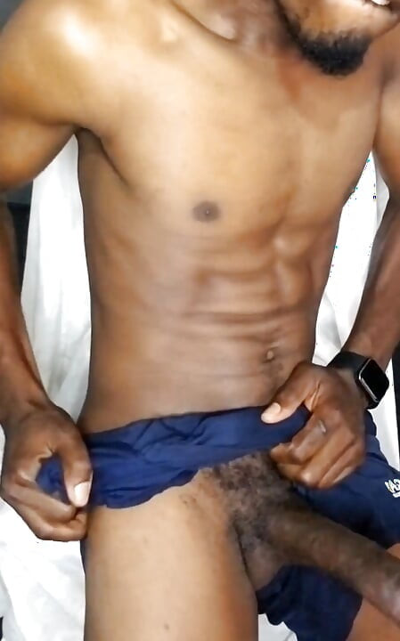 Mângâindu-mi pula mare și neagră mi-a aruncat pantalonii scurți boxeri