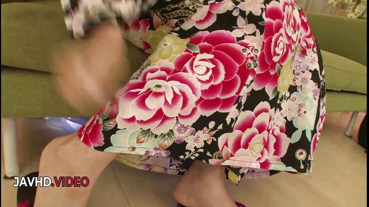 MILF Asiática Sexy Manami Komukai em Ação de Menage Selvagem