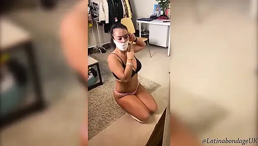 Latin kadın bağlı ve mikrofoam ile ağzı tıkalı (hd)