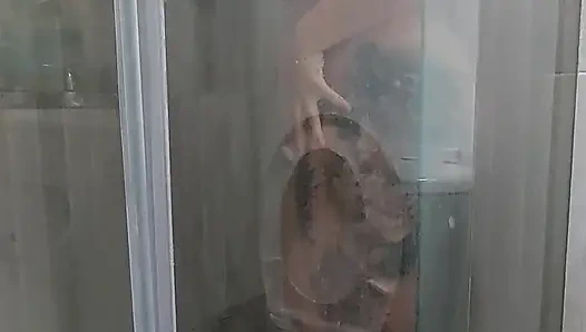 Kıllı vajina ile duşta mastürbasyon