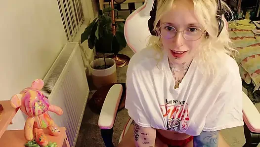 Симпатичная геймерша проигрывает пари и в конечном итоге стонет - фантазия бет-проигрыш